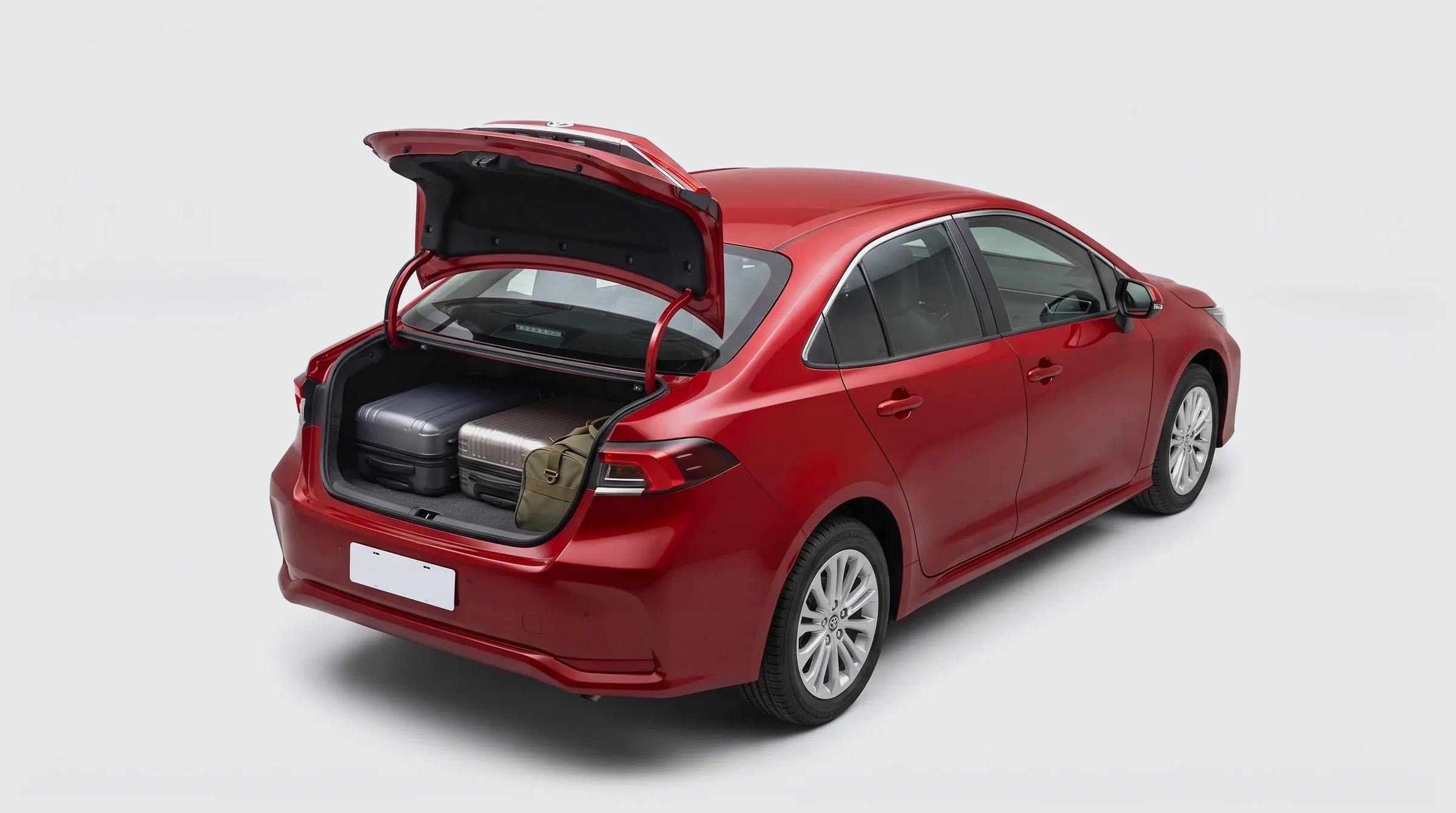 Toyota Corolla с открытой крышкой багажника, внутри два чемодана и сумка, визуализация
